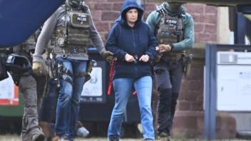 Die frühere RAF-Terroristin Daniela Klette wird nach ihrer Festnahme zu einem Hubschrauber geführt.