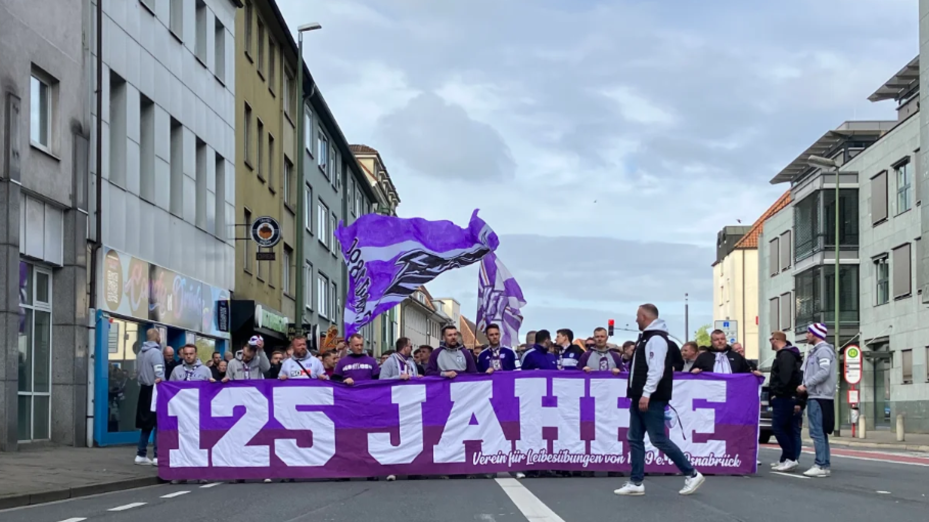 Liveticker: Der Fanmarsch des VfL Osnabrück zieht durch die Stadt Richtung Bremer Brücke