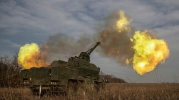 Eine ukrainische Panzerhaubitze feuert auf russische Stellungen in der Region Donezk. In der Kampfzone soll ein russischer Kriegsreporter ums Leben gekommen sein.