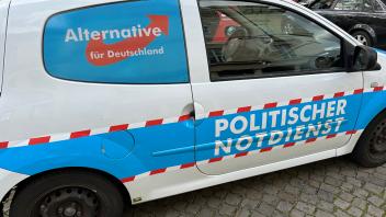 Auf dem Parkplatz des Landtages in Hannover aufgenommen: Ein AfD-Auto mit der Aufschrift „Politischer Notdienst“.