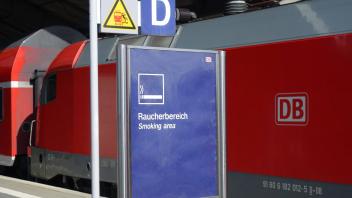 Kiffen am Bahnsteig soll verboten sein, Rauchen in gekennzeichneten Bereichen aber weiterhin erlaubt.