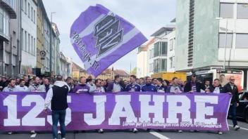 1000 VfL-Osnabrück-Anhänger stimmen Fanmarsch zur Bremer Brücke an
