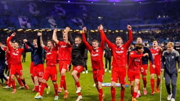 Der Aufstieg rückt näher: Die Spieler von Holstein Kiel jubeln nach dem Sieg in Hamburg.