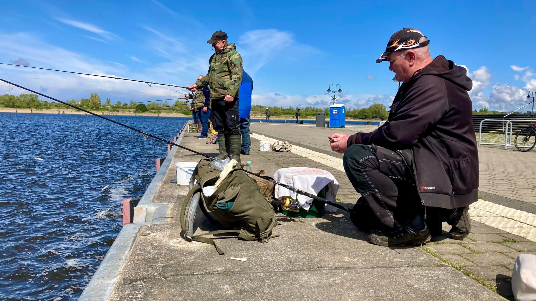 Warum aktuell so viele Angler am Stadthafen stehen