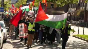 Aktuell findet eine Pro-Palästina-Demo in Kiel statt - auch Gegendemonstranten sind unterwegs.  