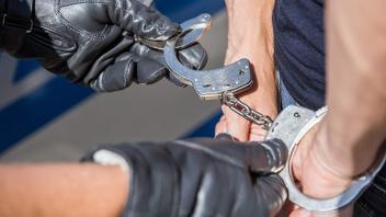 In der Eurobahn nach Bielefeld haben Beamte der Bundespolizei am Samstagmittag einen gesuchten 24-Jährigen festgenommen. 