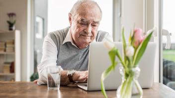 Senior man using laptop at home model released, Symbolfoto property released, UUF30869