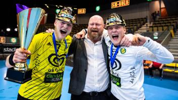 210518 Sävehofs Felix Möller och malvakt Simon Möller jublar med sin pappa Peter Möller över SM-guldet efter final tre