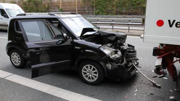 Auf der A23 bei Halstenbek ist am Montagnachmittag (22. April) ein Autofahrer auf einen LKW geprallt. 