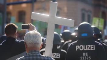 Berlin, Marsch für das Leben Deutschland, Berlin - 21/09/2019: Im Bild ist ein Teilnehmer der Demo mit Kreuz und im Hint