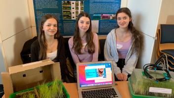 (v.l.) Antonia Horn, Leonie Eichelbaum, Luisa Pötzsch haben mit ihrem Projekt „Unter welchen Bedingungen wächst Gras am besten?“ den zweiten Platz in der Sparte Biologie Schüler experimentieren belegt.