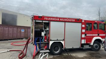 Die Berufsfeuerwehr Neumünster und die Freiwillige Feuerwehr Gadeland sind im Gewerbe- und Industriegebiet Süd im Einsatz.