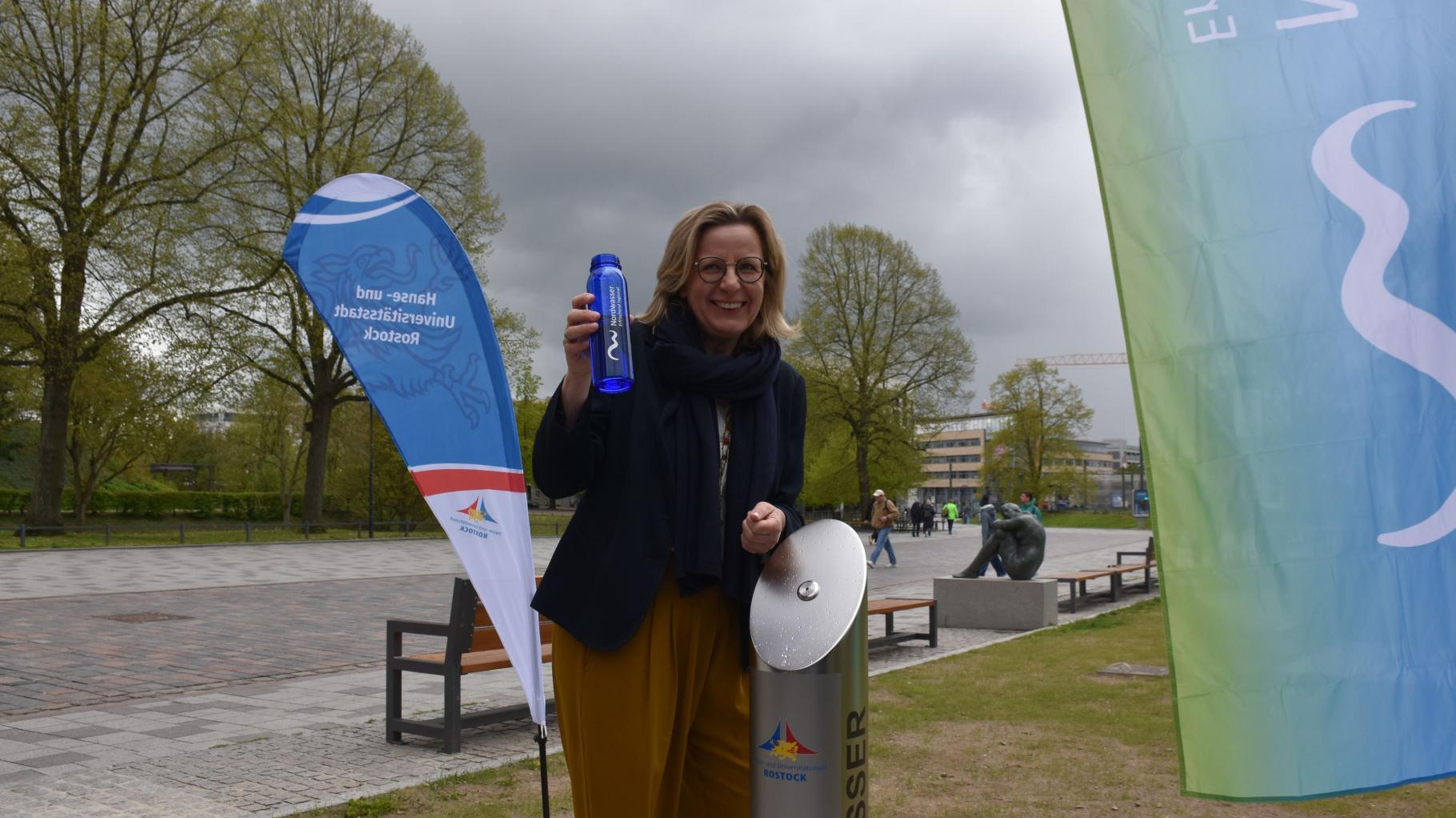 Rostocker können kostenlos Wasser am ersten Trinkwasserbrunnen zapfen