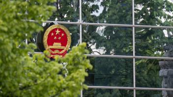 Die chinesische Botschaft in Berlin hat sich zu den Spionagevorwürfen gegen drei Deutsche geäußert, die Militärinformationen an China weitergegeben haben sollen.