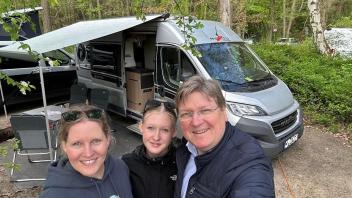 Maike, Luise und Dirk Jennert entdeckten vor acht Jahren ihre Camper-Leidenschaft. Seitdem touren sie in einem sechs Meter langen Kastenwagen in jeder freien Minute durch Europa.