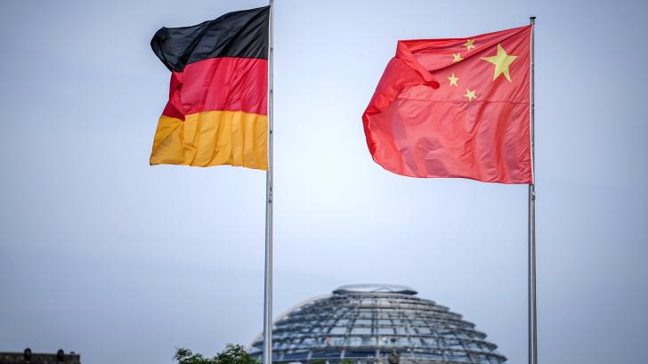 Deutsche und chinesische Flaggen