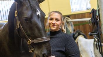 Hagen: Sattel, Trense und Co.? So bereitet Pferdepflegerin Jacqueline Böhme ein Pferd für die Dressurprüfung bei Horses and Dreams vor