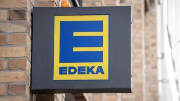 Symbolbild des Lebensmitteleinzelhaendler EDEKA Symbolfoto Firmenlogo des Lebensmitteleinzeihaendlers und Unternehmensve