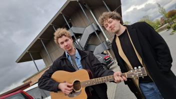 Lukas Christiansen (l.) und Finn-Bo Lorenzen präsentieren am Hotel Landhafen in Niebüll ihre neue EP.