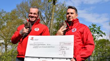 Volker Gaßner (rechts), Director Germany von Vier Pfoten, übergibt Christian Erdmann, Geschäftsführer des Wildtier- und Artenschutzzentrums in Sparrieshoop, einen Spendenscheck in Höhe von 100.000 Euro.