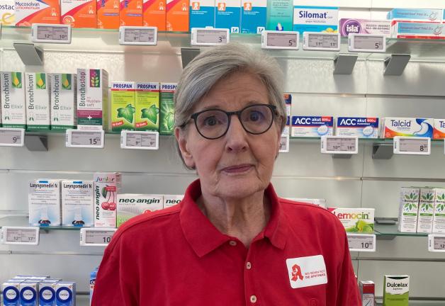 Apotheken in Neumünster Personal trägt Rot SHZ
