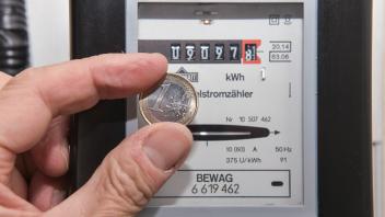 Stromzähler, Symbolfoto Energiekosten, Stromverbrauch, Geld, Euro *** Electricity meter, symbol photo energy costs, elec