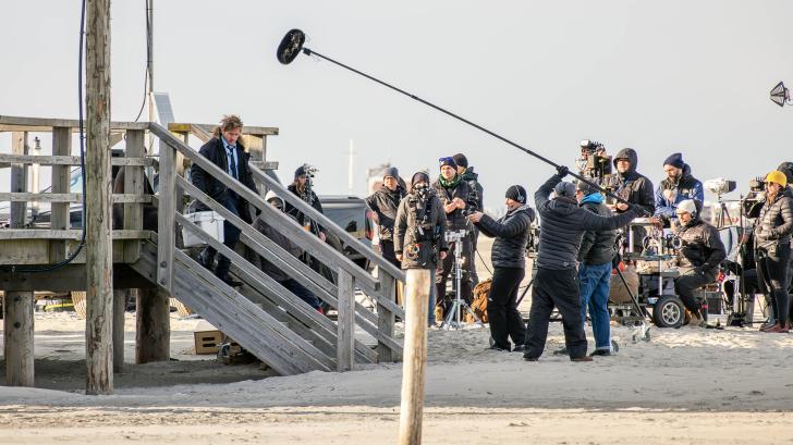 Eine Szene für den Film „Control“ mit Hauptdarsteller James McAvoy wird am Strand von St. Peter-Ording gedreht.