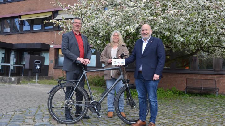 Fachbereichsleiter Carsten Möller und Nicole Münster vom Fachbereich Bildung, Jugend und Kultur sowie Bürgermeister Thomas Beckmann (FDP, von links) hoffen auf eine rege Teilnahme an der Umfrage. Unter allen, die mitmachen, wird dabei ein Fahrradgutschein verlost.