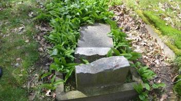 Teilweise zerbrochen sind die Steine von insgesamt 16 geschändeten Gräbern auf dem Friedhof der Gedenkstätte Wahn.