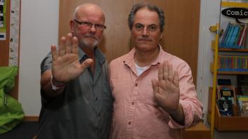 Autor Jens Mollenhauer (rechts) und sein Bruder Peter Mollenhauer zeigen das Stopp-Zeichen, das sich in der Präventionsarbeit etabliert hat.