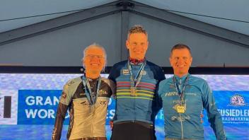 WM-Ticket gelöst, Regenbogen-Trikot gesichert: Radfahrer Lars Geisler (in der Mitte) kam im Zeitfahren als Erster ins Ziel.