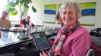 Die 86-jährige Helga Warncke kommt mit ihrem neuen iPad gut zurecht. Seit der Schulung weiß sie auch, wie man damit Rätsel lösen kann.