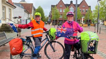 Bruce Wharrie und Marg Hayes machen auf ihrer Radtour durch Deutschland in Bramsche halt.