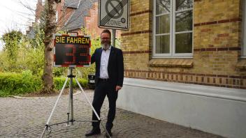 Schleswig-Holsteins Verkehrsminister Claus Ruhe Madsen brachte sechs Dialog-Displays für den Straßenverkehr mit nach Kappeln.