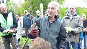 Während der Pflanzaktion von Citizens Forests am Quickborner Freizeitsee erläuterte der städtische Baumkontrolleur Michael Börner, worauf man beim Anpflanzen der Setzlinge achten müsse.