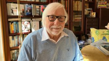 Erhard Bohlmann ist in seinem Ruhestand immer noch sehr beschäftigt – er kämpft mit seinen Büchern gegen Altersdiskriminierung. 