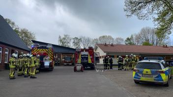 Gasgeruch alarmierte Mitarbeiterinnen eines Kindergartens in Klempau. Einsatzkräfte der Feuerwehr rückten daraufhin an.