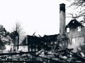 Der Bauernhof Krützkamp wurde von einer Phosphor-Brandbombe getroffen, Frau Krützkamp, drei ihrer Kinder und das „Pflichtjahrmädchen“ aus Kloster Oesede kamen ums Leben.