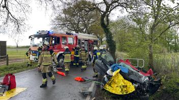 Zwischen Stockelsdorf und Dissau kam es am Mittwoch zu einem Frontalcrash, bei dem drei Personen verletzt wurden. Die genaue Unfallursache ist noch nicht bekannt. 