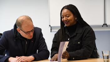 Sozialministerin Aminata Touré (r.) übergibt den Förderbescheid über eine Million Euro an Reinbeks Bürgermeister Björn Warmer.