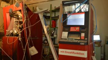 Die Aufräumarbeiten in Schenefeld laufen noch: Überall hängen Kabel, das Chaos ist groß.