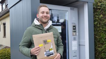 Der Mann, der die Pakete nach Delmenhorst holt: Ricardo Kürzel hat ein neues Geschäft für sich entdeckt.