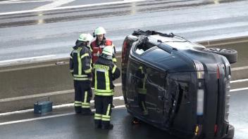 Auto überschlägt sich bei schwerem Unfall auf A1 bei Osnabrück-Nord