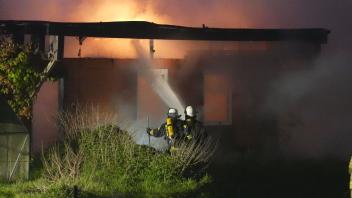 Rund 80 Feuerwehrleute waren in der Nacht zu Donnerstag in Prinzhöfte im Einsatz.