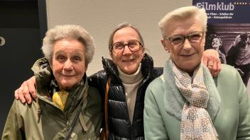 Antje (.) und Kristina Reese habe sich zusammen mit Edda Hoyer die Verfilmung des Romans „Hauke Haiens Tod“ im Kino Center Husum angeschaut.