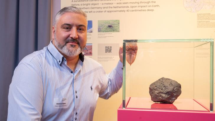 Mahmut Sahin, der Finder. Der Elmshorner Meteorit ist im Mineralogischen Museum der Uni Hamburg gelandet. Festakt mit Finder und anderen Vertretern. weltraum meteorit pinneberg astronomie