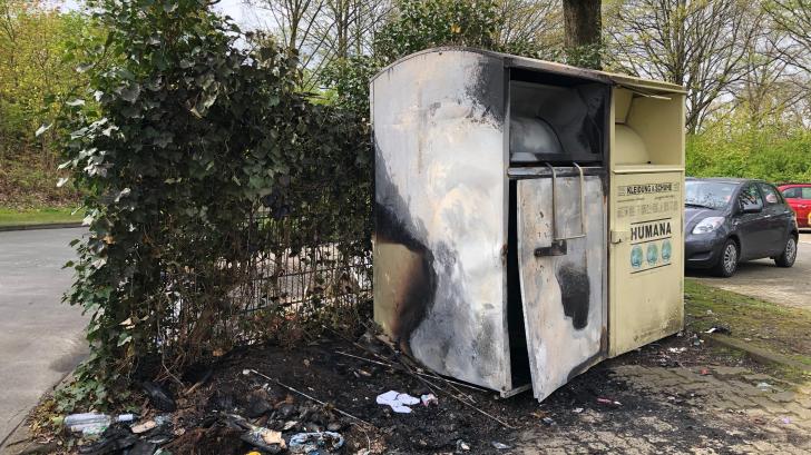 In Pinneberg haben zwei Altkleidercontainer in Brand gestanden und sind dabei beschädigt worden. 