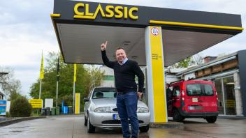 Tankstellenbetreiber Ercan Özen freut sich darüber, sein Geschäft in Kloster Oesede jetzt unter der niedersächsischen Marke „Classic“ betreiben zu können. 
