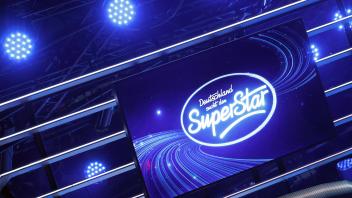 Das DSDS-Logo auf einem Bildschirm im Finale der Castingshow Deutschland sucht den Superstar 20 . Die RTL-Castingshow De