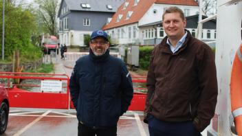 Rüdiger Jöns (links) hat viel Geld durch den Fährausfall verloren, will aber die Spenden von der Region nicht annehmen. Die Interessensgemeinschaft um Bürgermeister Joschka Buhmann hat nun einen Weg gefunden, wie Jöns dennoch etwas Unterstützung bekommt. 